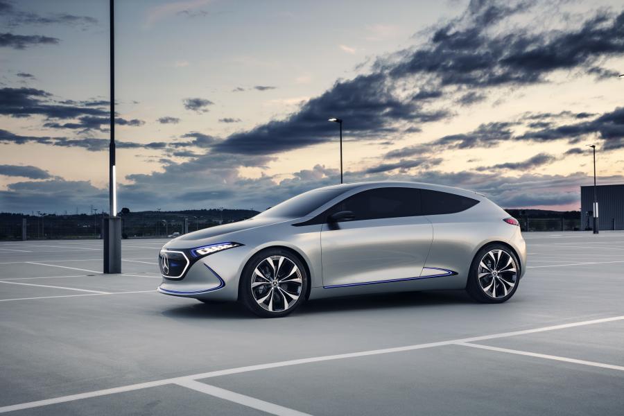  Mercedes-Benz Concept EQA 2017 года  (фото 7 из 20)